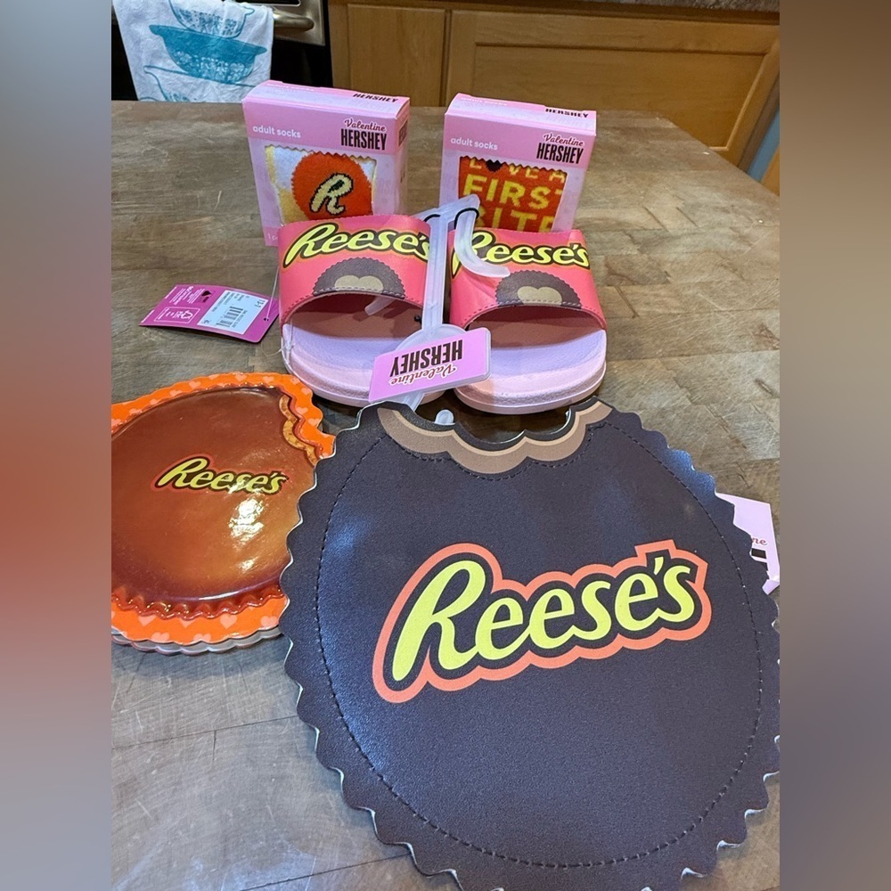 Reese's Slide Sandals Sz 1 Notepad Socks Zipper Bag Reese’s Gift Set Lot NEW